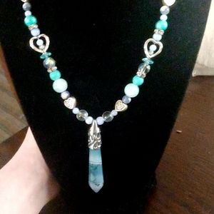 A hand beaded agate pendant necklace